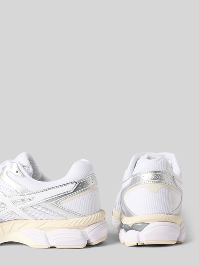 Produktfoto, Sneaker mit Schnürung Modell 'GT-2160' von ASICS, weiß-silber, abgerundete Spitze, profilierte Sohle, Label-Detail, Rückansicht