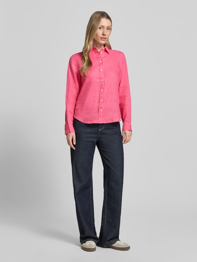 Modelka nosi Regular Fit Leinenbluse mit Label-Stitching von Gant, kolor różowy, len, kołnierzyk koszulowy, listwa guzikowa, długość tyłu 66 cm, długość rękawów 60 cm, przód, widok całej sylwetki