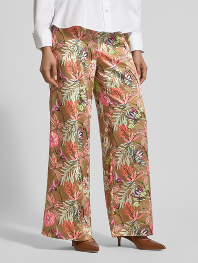 Frauenmodel trägt Hose aus Satin im Allover-Look Modell 'ROSANNE' von SEDUCTIVE in Braun mit floralem Muster, Regular Fit, Nahaufnahme Unterkörper.