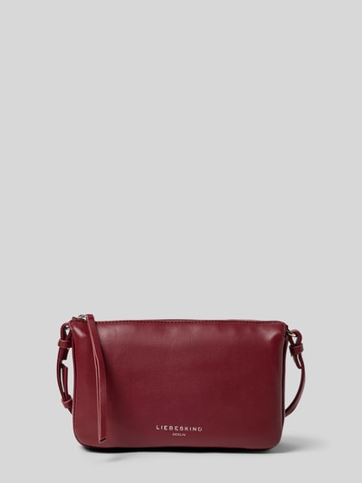 Produktfoto, Handtasche mit Label-Detail Modell 'NINA' van LIEBESKIND BERLIN, bordeauxrood, rechthoekig, glad leer, hoofdvak met ritssluiting, schouderriem, 24x16x9 cm, schouderriem 117 cm.