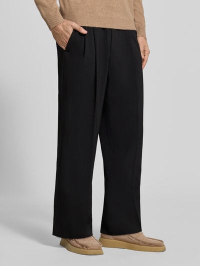 Mannenmodel draagt stoffen broek met persplooien Model 'LEEK' van DRYKORN, Materiaalmix met viscose, wide fit, knoop- en ritssluiting, steekzakken, strookzak aan de achterkant, Bandwijdte maat 32/32: 40 cm, Binnenbeenlengte maat 32/32: 73 cm, Ganzkörperansicht van voren.