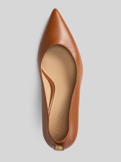 Produktfoto, Pumps aus echtem Leder von Lauren Ralph Lauren in Braun mit spitzer Schuhspitze, Glattleder, Logo-Applikation, Unifarben
