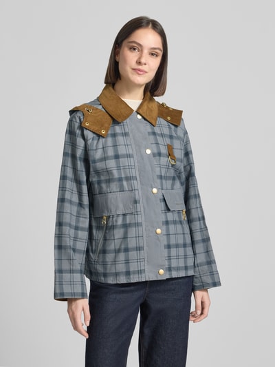 Kobiece modelka nosi Regular Fit Jacke aus reiner Baumwolle Modell 'CARNFORTH' von Barbour, wzór w kratę, obszycie ze sztruksu, wyhaftowane logo, długi rękaw, kieszenie z patką, bawełna, Ganzkörperansicht von vorne.