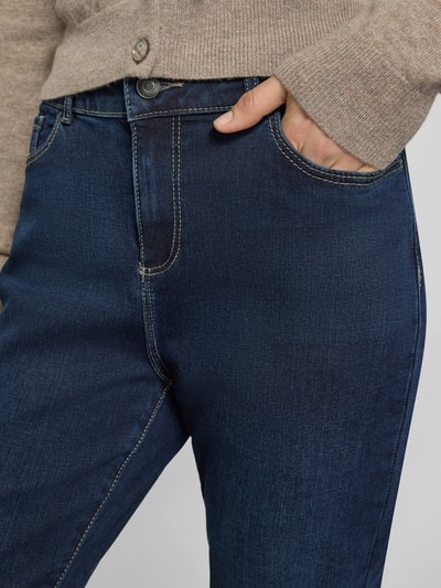 Frauenmodel trägt Skinny Fit Jeans in 5-Pocket-Design von Christian Berg Woman, Baumwollmischung mit Viskose-Anteil, Kontrastnähte, Nahaufnahme Oberkörper.