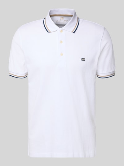 Produktfoto, Regular Fit Poloshirt mit Kontraststreifen von Christian Berg Men in Weiß, reine Baumwolle, kurze Ärmel, Knopfleiste, glatte Textur.