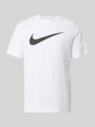 Produktfoto, weißes Regular Fit T-Shirt aus reiner Baumwolle von Nike, schwarzes Logo auf glatter Oberfläche, Herren T-Shirt von Nike