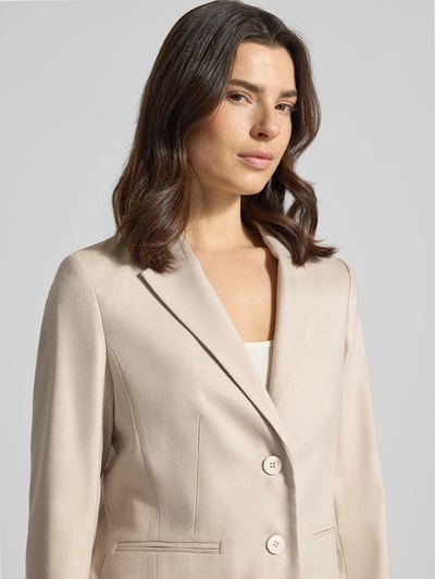 Frauenmodel trägt Slim Fit Blazer mit Reverskragen und Paspeltaschen von More & More, Material-Mix mit Viskose-Anteil, Nahaufnahme Oberkörper.