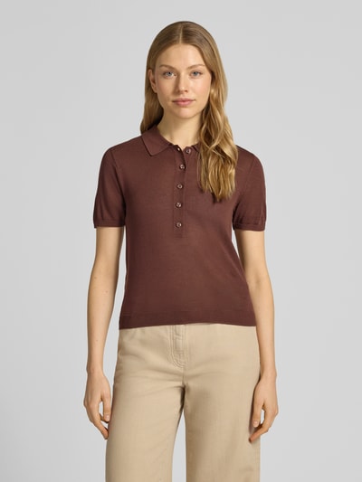 Frauenmodel trägt Strickshirt mit Polokragen und kurzer Knopfleiste Modell 'TENCYP' von Mango, braun, glatte Textur, Modern Fit, Ganzkörperansicht von vorne.