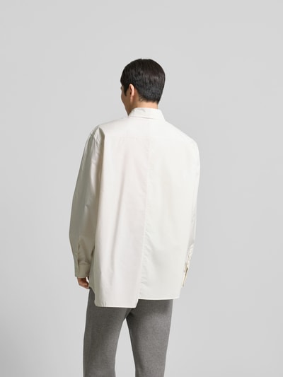 Männermodel trägt Relaxed Fit Freizeithemd mit Brusttasche von MM6 Maison Margiela in Offwhite, Reine Baumwolle, Rückenansicht, Ganzkörperansicht Rückansicht