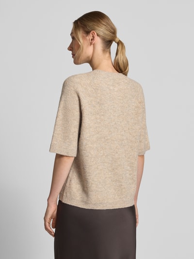 Vrouwenmodel draagt Relaxed Fit T-shirt uit wolmix Model 'Astrid' van FREE/QUENT, tricotlook, neutrale tinten, 1/2-mouwen, rugdecolleté, ruglengte maat S 57 cm, mouwlengte maat S 28 cm, ganzebodyachteraanzicht.