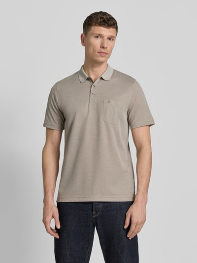 Männermodel trägt Regular Fit Poloshirt mit Knopfleiste und Brusttasche von RAGMAN, Baumwoll-Mix, Herren, Ganzkörperansicht von vorne.
