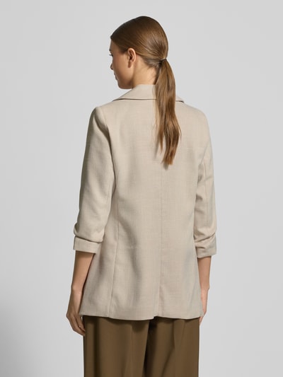 Kobiece modelka nosi Slim Fit Longblazer mit Viskose-Anteil Modell 'FRIDA' od Vero Moda, jednolity melanż, 3/4 rękaw, widok całej sylwetki od tyłu.