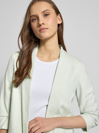 Frauenmodel trägt Regular Fit Longblazer mit 3/4-Ärmeln Modell 'ELLY' von Only, Melange-Optik, Schalkragen, Nahaufnahme Oberkörper.