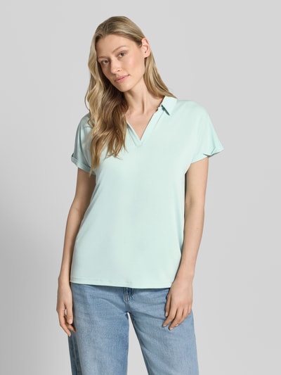 Frauenmodel trägt Regular Fit Poloshirt aus Modal-Mix von Christian Berg Woman in Hellblau mit V-Ausschnitt und Aufschlag an den Ärmeln, Rückenlänge bei Größe S 46 cm, Ganzkörperansicht von vorne.