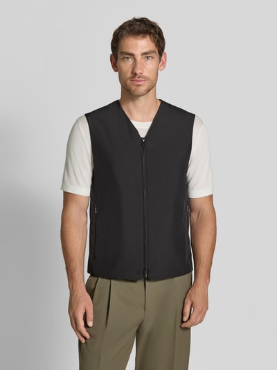 Männermodel trägt Regular Fit Weste mit V-Ausschnitt Modell 'Marve' von Tiger of Sweden in Schwarz mit Zweiwege-Reißverschluss, Ganzkörperansicht von vorne. Rückenlänge 63 cm, Schulterbreite 41 cm, Brustweite 52 cm, Eingrifftaschen mit Reißverschluss, glatte Textur.