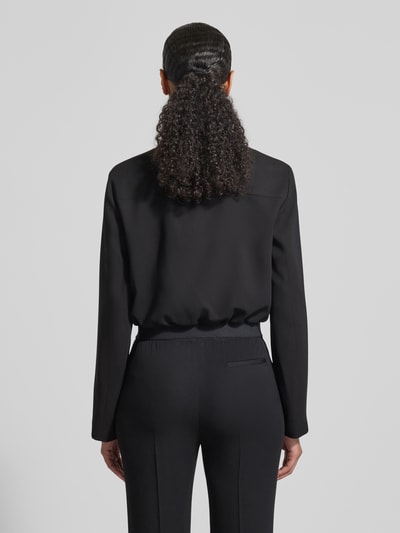 Modelka kobieca nosi Slim Fit Kurzblazer aus reiner Viskose Modell 'JOCALENA' von BOSS, jednolity kolor, czarna, krój slim fit, wykładany kołnierz, krótki krój, wyhaftowane logo, wytłaczane logo, aplikacja z logo, pas na plecach, zaszewki, zamek błyskawiczny dwustronny, długi rękaw, elastyczne wykończenie, boczne wpuszczane kieszenie, wiskoza, całe plecy, zdjęcie z tyłu, Ganzkörperansicht Rückansicht