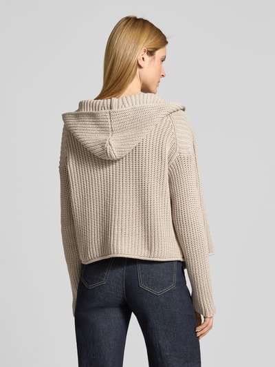 Frauenmodel trägt Regular Fit Cardigan aus Baumwoll-Mix von Marc O'Polo, efekt: jednolity kolor, imitacja dzianiny, krój regular fit, bez zapięcia, kaptur, długi rękaw, zrolowany brzeg, wykończenie: dzianina, mieszanka bawełny, ganzkörperansicht rückansicht