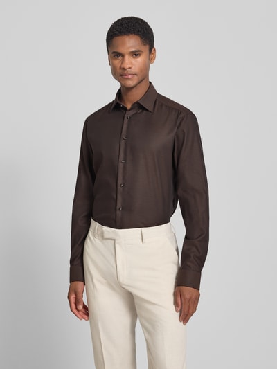 Christian Berg Men Regular Fit Business-Hemd mit Strukturmuster und Kentkragen Dunkelbraun 4