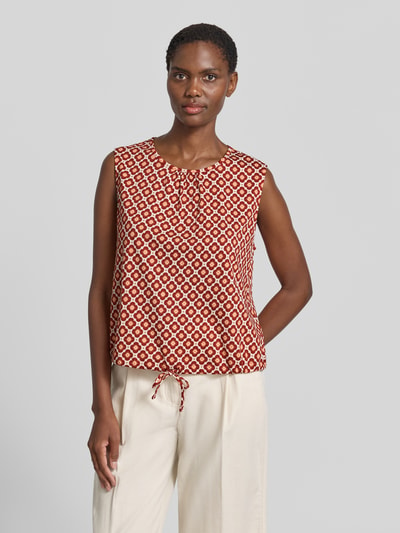 Frauenmodel trägt Regular Fit Top aus reiner Baumwolle von Marc O'Polo mit Allover-Muster, Rundhalsausschnitt und Raffung, Ganzkörperansicht von vorne.