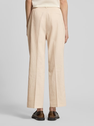 Vrouwenmodel draagt Straight Fit Stoffhose aus Leinen-Mix van Christian Berg Woman Selection in beige met biesvouwen, elastische linnenmix, achterzak en haak- en ritssluiting, geheel achteraanzicht.