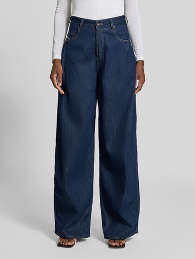 Frauenmodel trägt Balloon Fit Jeans aus reiner Baumwolle von Diesel mit Kontrastnähten, 5-Pocket-Design, Ganzkörperansicht von vorne.