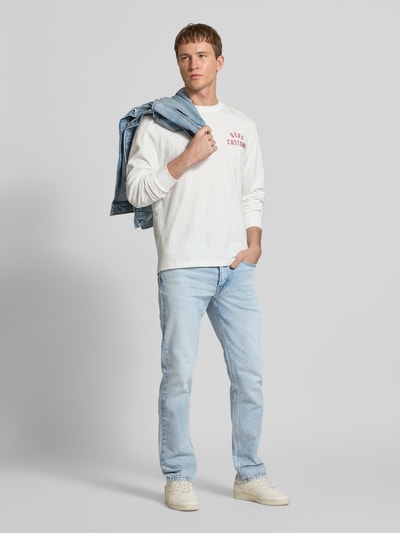Männermodel trägt Slim Fit Jeans im 5-Pocket-Design Modell '511®' von Levi's®, hellblau, Baumwoll-Lyocell-Anteil, Ganzkörperansicht von vorne.