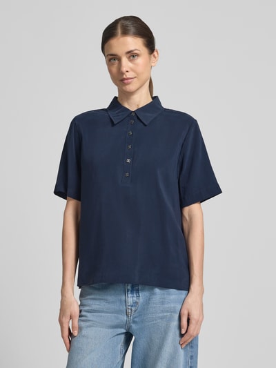 Frauenmodel trägt dunkelblaues Relaxed Fit Poloshirt aus Viskose-Mix Modell 'Mindy' von My Essential Wardrobe, Kurzarm, Ganzkörperansicht von vorne