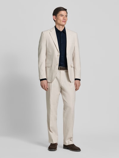 Männermodel trägt Slim Fit Businesshemd aus Baumwoll-Mix Modell 'P-HANK-S' von BOSS in Optik: Unifarben, Ganzkörperansicht von vorne.