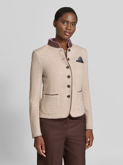 Vrouwenmodel draagt getailleerde dames blazer uit wolmix met opstaande kraag, knoopsluiting, borstzak met pochet en opgestikte steekzakken, Blazer uit wolmix met pochet van White Label, kleur lichtbeige en bruin, ruglengte maat 36: 52 cm, borstwijdte: 46 cm, mouwlengte: 64 cm, geheelopname van voren.