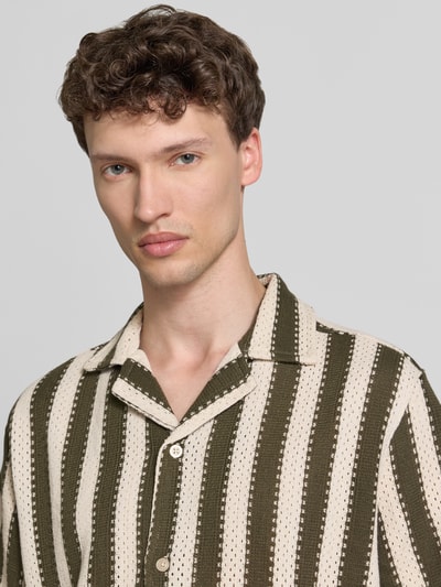 Männermodel trägt Modern Fit Freizeithemd mit Reverskragen von Lindbergh, gestreifter Material-Mix mit Viskose-Anteil, Nahaufnahme Oberkörper.