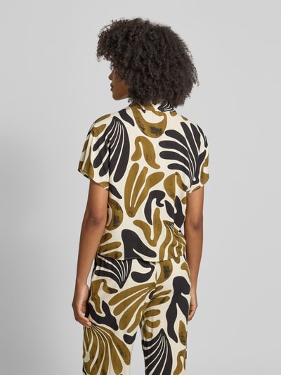 Frauenmodel trägt Regular Fit Bluse aus Viskose mit Knotendetail Modell 'FELDI' von Soyaconcept, Allover-Look in Schwarz und Ocker, Hemdblusenkragen, verdeckte Knopfleiste, Rückenlänge 54 cm, Ärmellänge 10 cm, Ganzkörperansicht Rückansicht.