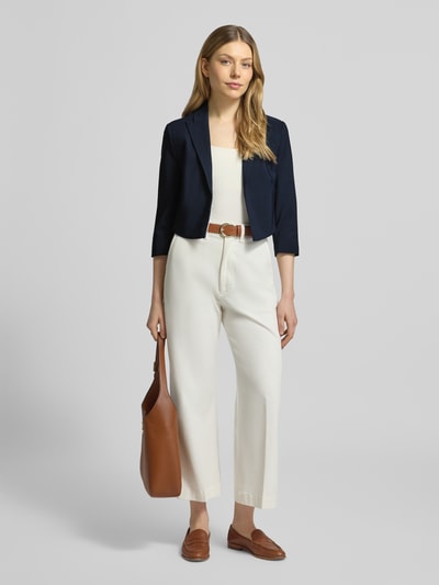 Frauenmodel trägt Cropped Blazer mit Reverskragen von Betty Barclay in Dunkelblau, 3/4-Arm, offene Vorderseite, Ganzkörperansicht von vorne.