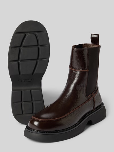 Produktfoto, Boots mit Logo-Detail von Copenhagen in donkerbruin met glanslook, afgeronde pasvorm, geprofileerde zool, hakhoogte maat 40: 4 cm, schachthoogte maat 40: 17 cm, schachtbreedte maat 40: 11 cm