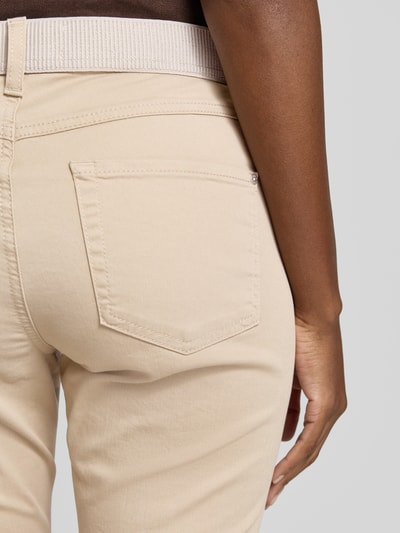 Männermodel trägt spodnie capri z mieszanki bawełny z dodatkiem streczu, krój slim fit, Angels Caprihose mit elastischem Bund Modell 'AnnaCapri Sporty', kolor beżowy, detal kieszeni, Szerokość w rozmiarze 36: 39 cm, długość wewnętrzna nogawki 46 cm, zdjęcie detailaufnahme tyłu.