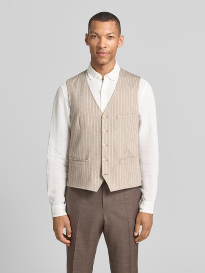 Mannenmodel draagt Weste met borstpaspelzak Modell 'Mosley' van CG - Club of Gents in beige met strepen, slim fit, voorkant, borstzak, zijzakken, V-hals, knopen, katoenmix, totale vooraanzicht