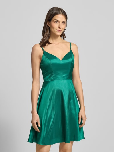 Frauenmodel trägt Regular Fit Minikleid mit Spaghettiträgern von Luxuar aus grünem Satin mit Nahtreißverschluss, Ganzkörperansicht von vorne.