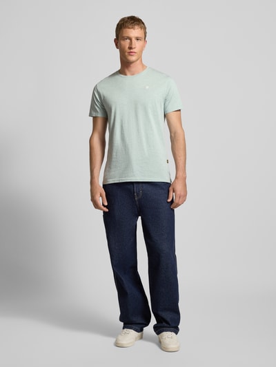 Männermodel trägt Regular Fit T-Shirt aus reiner Baumwolle von G-Star in Melange-Optik mit Label-Patch, Jersey-Material, Ganzkörperansicht von vorne.