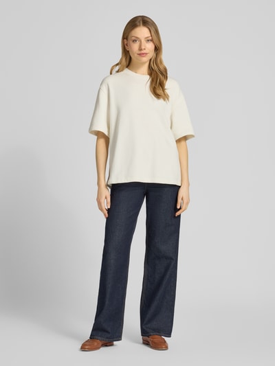 Frauenmodel trägt Sweatshirt mit Rundhalsausschnitt und 1/2-Arm von Rich & Royal, cremefarben, entspannter Schnitt, Ganzkörperansicht von vorne.