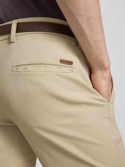 Männermodel trägt Straight Fit Shorts mit abnehmbarem Gürtel Modell 'Adam' von Jack & Jones, beige, Baumwoll-Mix, Nahaufnahme Rückansicht.