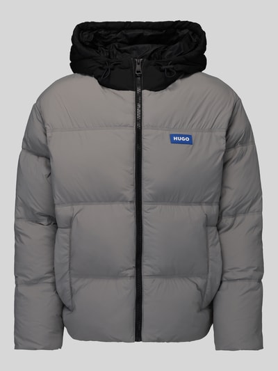 Produktfoto, Regular Fit Steppjacke mit Kapuze Modell 'Bodo2541' von HUGO, szary i czarny dwukolorowy popelin, hydrofobowy, naszywka z logo, kieszenie boczne