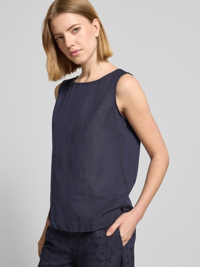 Frauenmodel trägt Blusentop aus Leinen mit Rundhalsausschnitt von Christian Berg Woman in Dunkelblau, Regular-Fit, Breite Träger, Rückenlänge 54 cm, Ganzkörperansicht von vorne.