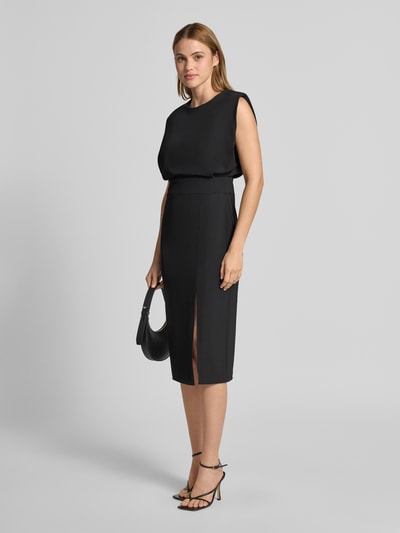 Frauenmodel trägt Cocktailkleid mit Gehschlitz von Rinascimento in Schwarz, körpernah, Midikleid mit Rundhalsausschnitt, Ganzkörperansicht von vorne.