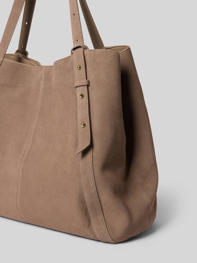 Produktfoto, Shopper aus Kalbsleder mit Label-Detail von Hey Marly in Beige, mit Tragehenkel, Hauptfach mit Magnetverschluss, Breite 40 cm, Länge 31 cm, Tiefe 21 cm, Länge Schulterriemen 58 cm, samtige Textur