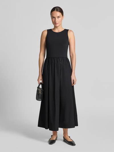 Frauenmodel trägt Maxikleid mit Rundhalsausschnitt von Oui im 2-in-1-Look, A-Linie, Material-Mix mit Stretch-Anteil, Ganzkörperansicht von vorne.