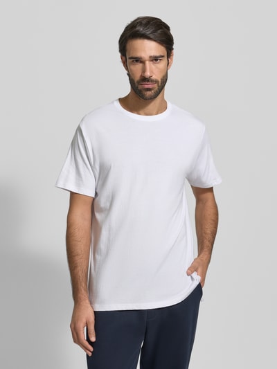 Mannelijk model draagt T-shirt met ronde hals in wit, regular fit, puur katoen, Set van 2 van Götzburg Wäsche, frontale borstclose-up.