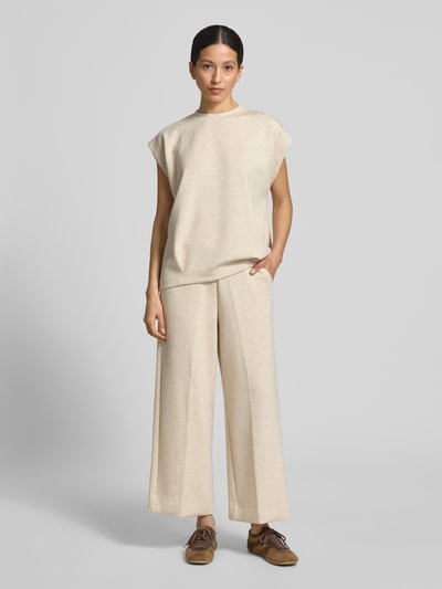 Frauenmodel trägt helle, weite Sweatpants aus Viskose-Mix mit Stretch-Anteil, Seitliche Eingrifftaschen, Label-Detail, MOS MOSH, Modell 'Namara', Wide-Leg-Fit, elastischer Bund, Innenbeinlänge bei Größe S 69 cm, Ganzkörperansicht von vorne.