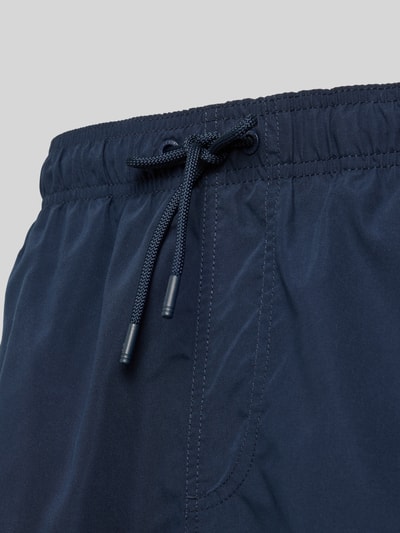 Produktfoto, dunkelblaue Badehose mit Label-Patch Modell 'Mike' von Shiwi, elastischer Bund, Kordelzug, Gesäßleistentasche, Loose Fit