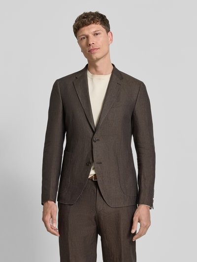 Männermodel trägt Slim Fit 2-Knopf-Sakko aus Leinen Modell 'Hoverest' von JOOP! Collection in Dunkelbraun, Ganzkörperansicht von vorne, Kontur betont, feine Leinenstruktur, Reverskragen, aufgesetzte Taschen