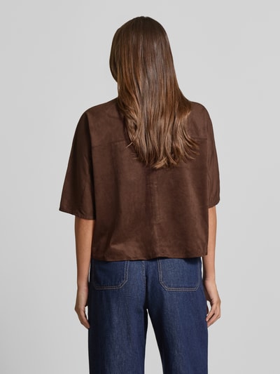 Vrouwenmodel draagt Boxy Fit Bluse mit 1/2-Arm Modell 'Fermes' van OPUS in bruin, materiaalmix met stretch, ruglengte 55 cm, ganzkörperansicht rückansicht.