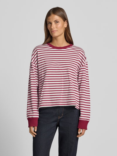 Frauenmodel trägt Longsleeve mit Rundhalsausschnitt Modell 'Monde Krestiane' von MSCH Copenhagen, Baumwolle, Allover-Streifenmuster, Ganzkörperansicht von vorne.